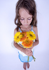 带鲜花的可爱女孩小女孩体力幸福童年快乐活动孩子女性行动微笑图片