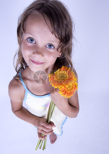 带鲜花的可爱女孩微笑小女孩棕色孩子表情体力幸福青春期乐趣后代图片