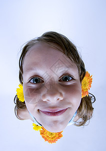 带鲜花的可爱女孩生活鬼脸活动青春期长发快乐孩子头发后代行动图片