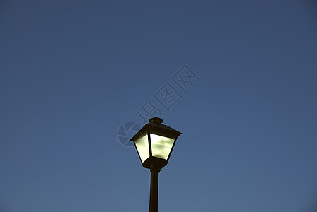 太阳能灯灯柱对角线安全活力力量邮政太阳技术蓝色街道背景图片