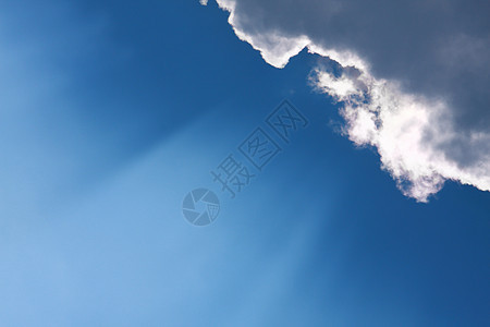 太阳在蓝天的烟雾中闪耀多云蓝色天气生活阳光白色晴天力量云景风景图片