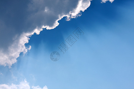 太阳在蓝天的烟雾中闪耀天空射线阳光天气光束太阳光线水平生活蓝色白色图片