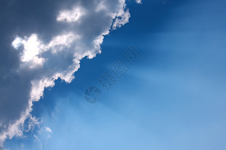 太阳在蓝天的烟雾中闪耀辉光晴天生活力量风景水平天堂云景上帝阳光图片