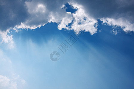 太阳在蓝天的烟雾中闪耀蓝色水平太阳光线多云天堂上帝风景辉光晴天戏剧性图片