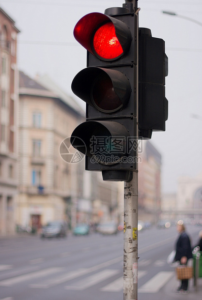 轻型交通灯城市街道运输红色汽车穿越信号图片