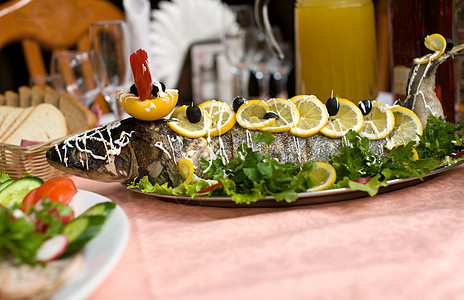 鱼黄瓜盘子柠檬食物派对桌子美食面包午餐沙拉图片