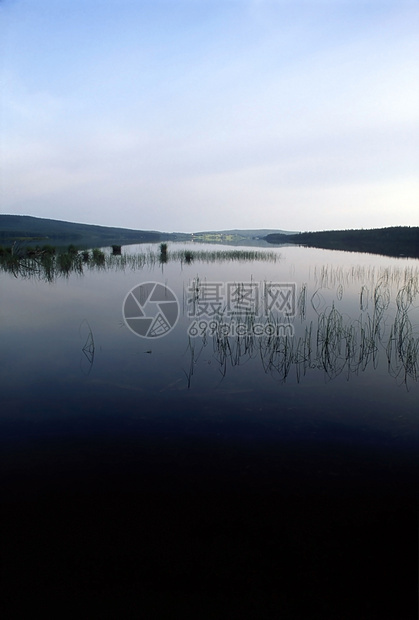 山区湖反射风景国家日出蓝色芦苇森林树木季节全景图片