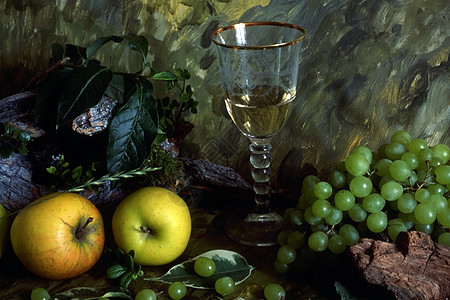 涂漆背景上的白葡萄酒酒精彩绘瓶子葡萄园树叶木头水果排列饮料眼镜图片