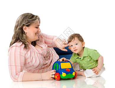 母亲与婴儿玩耍亲热快乐家庭享受红色裤子微笑工作室压痛玩具背景图片