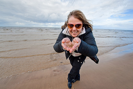 海上成年妇女波浪场景海滩活力女士自由毛衣乐趣女性活动图片