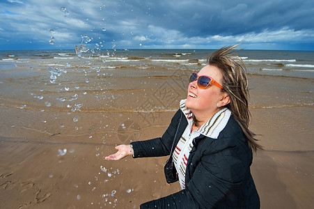 海上成年妇女地平线天空女士乐趣毛衣波浪闲暇眼镜太阳镜自由图片