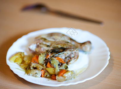 格鲁吉亚式塔巴卡鸡午餐桌子洋葱美食香菜油炸香料食物烹饪图片