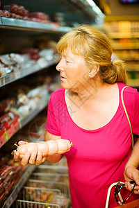 买香肠的家庭主妇零售货架成年人金发篮子沙拉女性食品女士购物图片