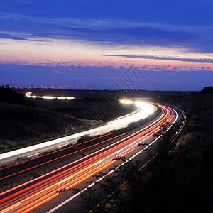 高速公路上夜间交通踪迹天空红色小径蓝色小时头灯运动曲线速度图片