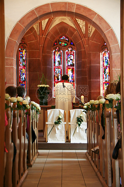 婚礼教堂仪式阳光花朵椅子结婚长椅花束教会玫瑰宗教图片