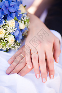 已婚新婚夫妇的手百合女士妻子丈夫新娘男人戒指夫妻褐色婚礼背景图片