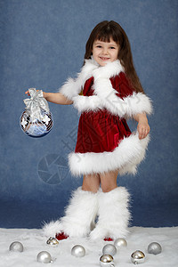 穿着圣诞服装的小女孩 带着玻璃球图片