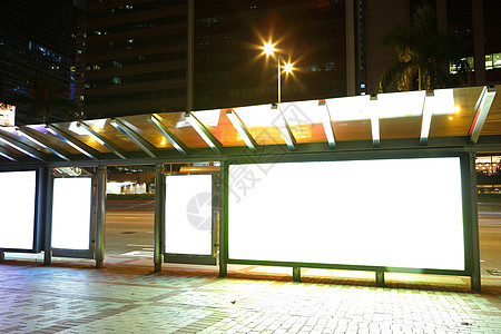 晚上公交车站上空白的广告牌控制板民众木板公共汽车运输玻璃商业庇护所人行道城市图片