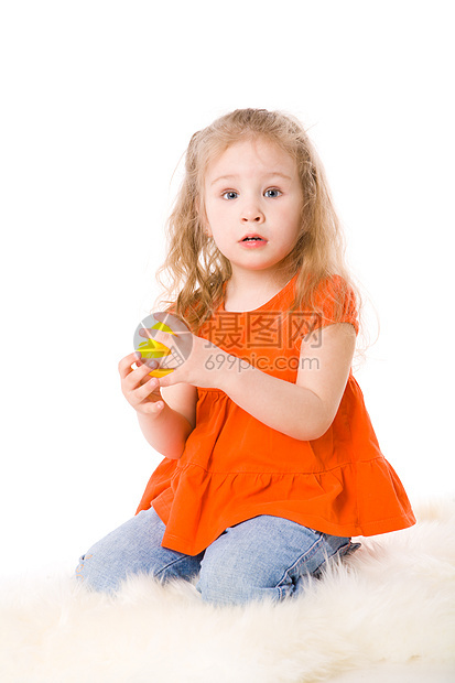 4岁女童乐趣享受橙子长发白色幸福金发童年毛皮福利图片