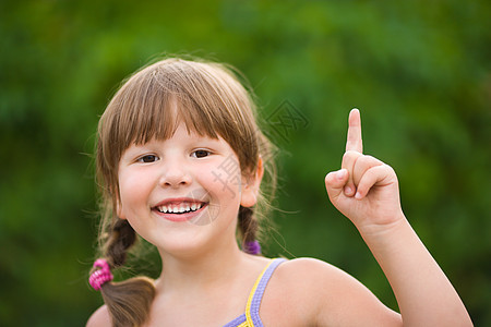 女孩举起绿色乐趣个性孩子童年健康活力喜悦快乐微笑图片