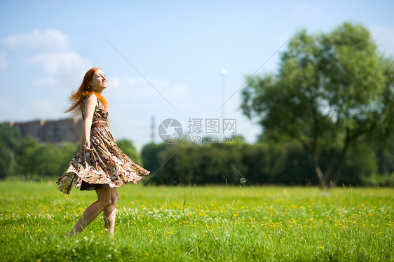 妇女跳舞草地乐趣闲暇裙子跳跃场地花朵创造力快乐女士图片