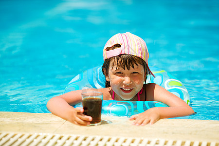 女孩游泳棕褐色茶点手指泳池苏打孩子游客蓝色假期可乐图片