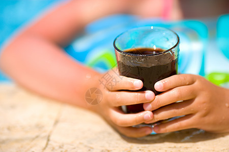 儿童喝可口可乐饮料阳光闲暇孩子假期泳池池蓝色棕褐色乐趣玻璃背景图片
