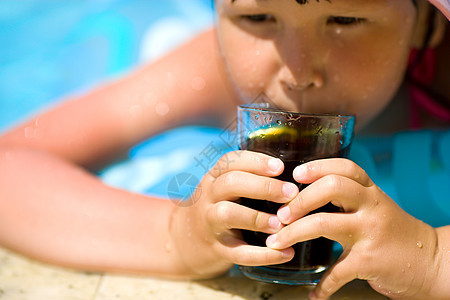 儿童喝可口可乐饮料棕褐色孩子蓝色手指游客假期奢华杯子乐趣闲暇图片