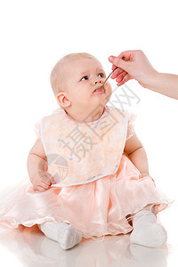 婴儿饮食食物享受围兜女儿孩子喜悦裙子后代微笑女孩图片
