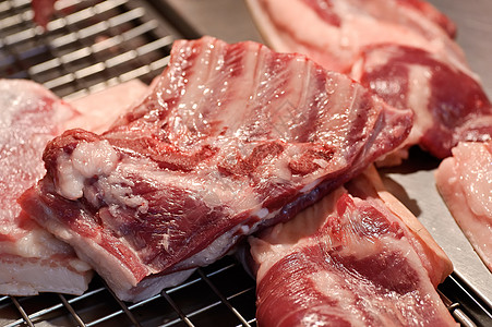原生猪肉苛责原油市场肉质绿色白色团体食物桌子图片