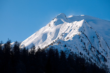 山山脉土地天空滑雪蓝色地形顶峰远足环境松树假期图片