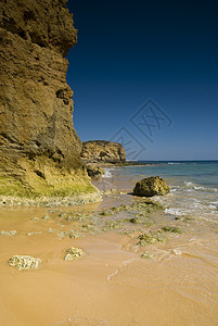 乌亚海滩和克利夫斯棕色悬崖岩石海岸海滩蓝色海浪海洋图片