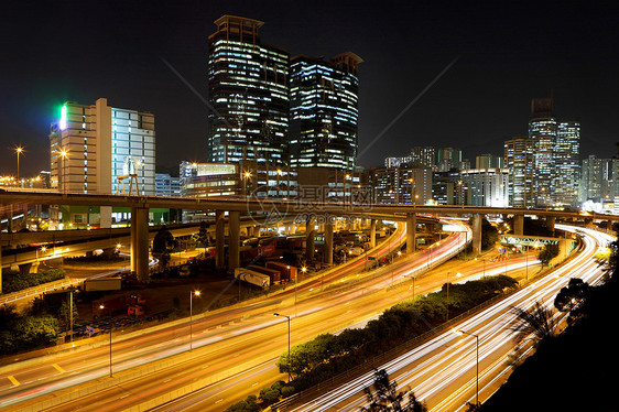 夜间与城市交接运输蓝色运动隧道街道戏剧性建筑速度公共汽车驾驶图片