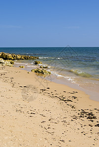 乌亚海滩和克利夫斯悬崖蓝色岩石海滩海洋棕色海浪海岸图片