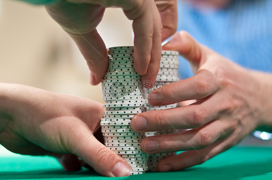 堆叠扑克芯片的手筹码水平游戏毛毡图片