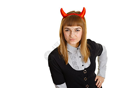 年轻女人带着恶魔的角 狡猾的长相图片