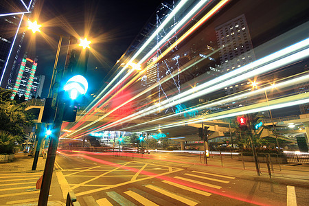 晚上的大城市公路 有光线路街道蓝色建筑旅行场景城市商业戏剧性运输首都图片