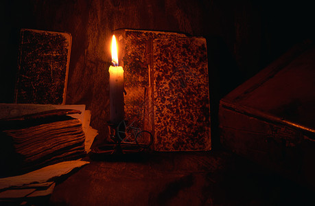 旧书和蜡烛图片