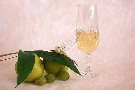 有水果的白葡萄酒树叶酒杯饮料工作水晶青菜款待篮子酿造酿酒图片