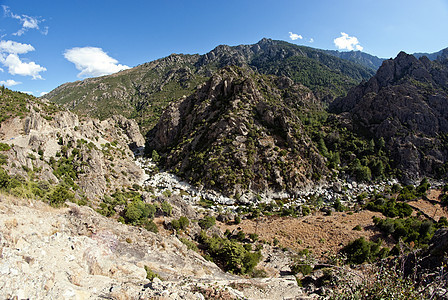 科西卡山区和山谷女孩全景橙子旅行悬崖远足场景天空假期森林图片