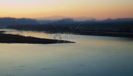 江河日落森林自由反射天空风景场景季节岩石流动图片