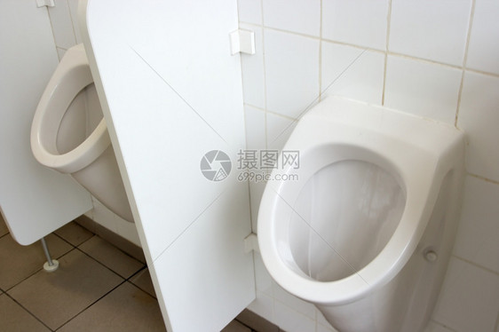 WWC 中托盘绅士们民众瓷砖男性洗漱壁橱浴室排尿白色图片
