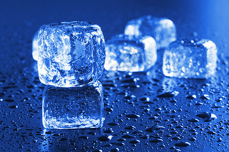 冰雪冰块清凉辉光玻璃冻结蓝色冷藏水滴图片