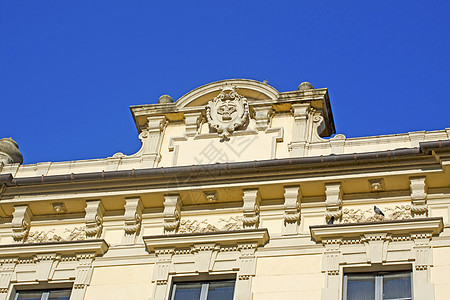 皇宫天空建筑黄色窗户蓝色背景图片