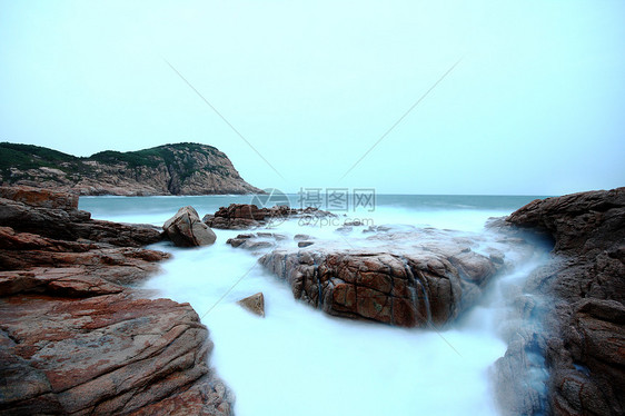 日落时的海石阳光太阳海洋海岸风景石头场景海浪海景旅行图片