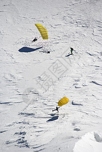 白朗山上的滑雪机风险登山黄色运动降落伞图片