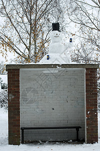 巴士站的雪人图片