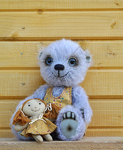 泰迪熊与女朋友缝合朋友裙子木板女孩友谊摄影幸福玩具熊孩子图片