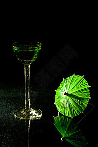鸡尾酒绿色背景魅力玻璃摄影液体水晶庆典优雅酒杯图片