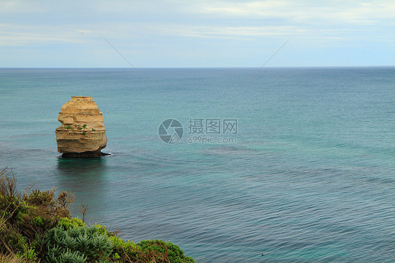 在宁静的海中形成岩石图片